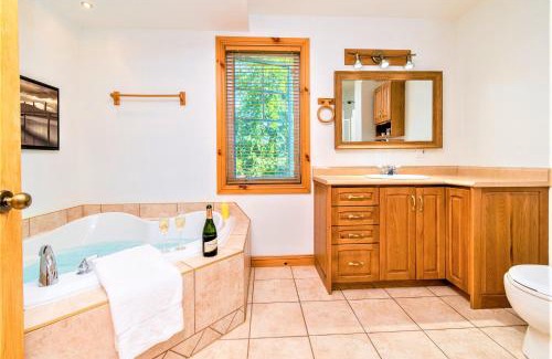 Petite-Riviere-Saint-Francois Ski Chalet | Maison Accueillante - Spa, fleuve et montagnes!