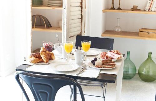 Pezenas Bed & Breakfast | Maison 1634 - Climatisation, piscine, parking, centre ville, petit-dejeuner compris
