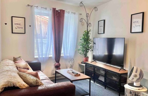 Ruelle-sur-Touvre House | Maison 2 Chambres Centre Ville Wifi - Babyfoot - TV