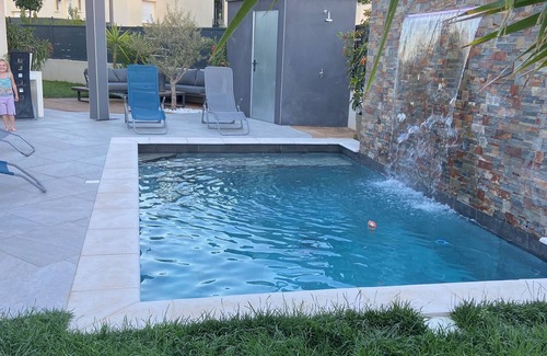 Aigues-Vives House | Maison Agréable, Piscine Chauffée, Jacuzzi, 20 Minutes de la Mer