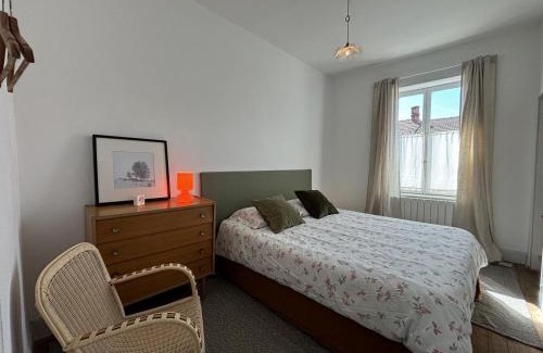 Charroux House | Maison authentique avec jardin clos, verrière et vélos à Charroux - FR-1-489-538