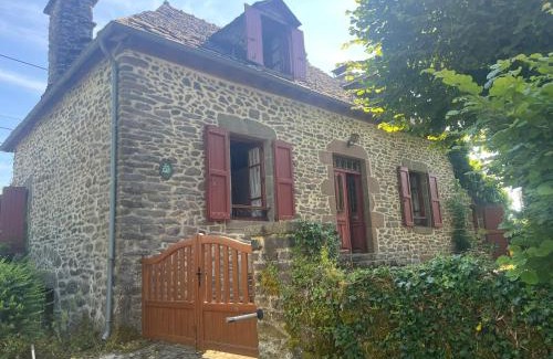 Drugeac House | Maison Auvergnate à côté de Salers - 4 chambres - parking, garage - jardin - salle de jeux