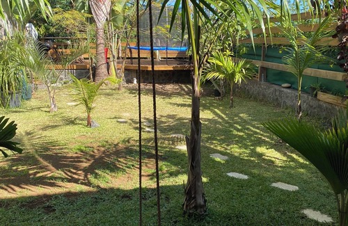 Etang Sale Les Bains House | Maison Avec Jardin Exotique et Terrasse Bohème, Petite vue sur Locéan Indien