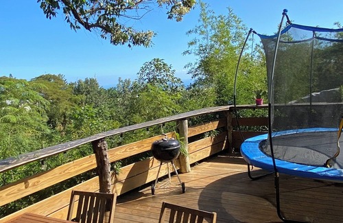 Etang Sale Les Bains House | Maison Avec Jardin Exotique et Terrasse Bohème, Petite vue sur Locéan Indien