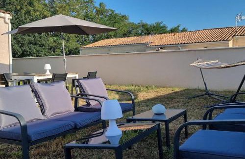 Saint-Seurin-sur-l'Isle House | Maison Bohême" entre Collègues ou Famille - Piscine Jacuzzi jusqu'à fin septembre