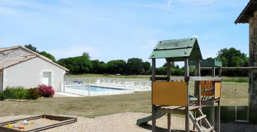 Saint-Vincent-la-Chatre House | Maison charmante à Saint-Vincent-la-Châtre avec piscine partagée