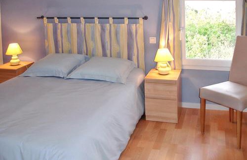 Saint-Vincent-la-Chatre House | Maison charmante à Saint-Vincent-la-Châtre avec piscine partagée