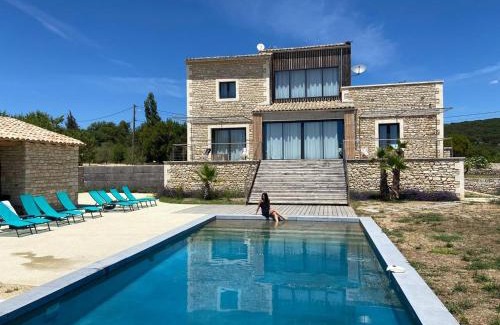Le Garn House | Maison conviviale à Le Garn avec piscine privée