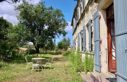 Saint-Saturnin-du-Bois House | MAISON DE CAMPAGNE - Calme & Confort - Jardin Barbecue - Parking et Wifi Gratuit - ESPACE ET DETENTE - Idéal FAMILLE