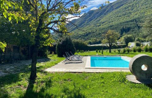 Saleon House | Maison de la tuilière hautes alpes piscine et boulodrome 12 personnes