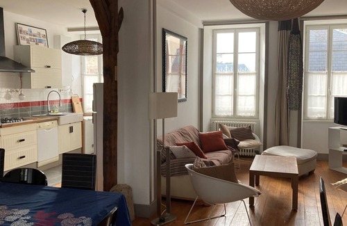 Saint-Florentin House | Maison de Ville Mansard 8 Personnes Proche de Chablis Auxerre Troyes