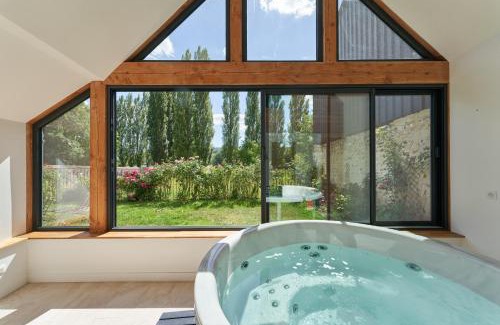 Pressagny-lʼOrgeuilleux Villa | Maison du Passeur du XVIII siècle, classée, Authenticité et Confort avec Jardin et SPA, proche Giverny, 1 heure de Paris