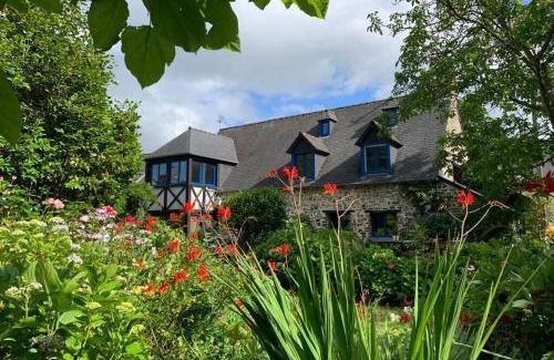 Roz-Landrieux House | Maison en pierre dans son nid de verdure