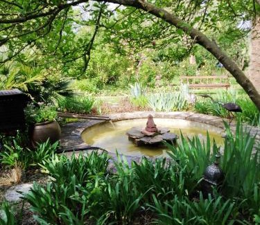 Roz-Landrieux House | Maison en pierre dans son nid de verdure