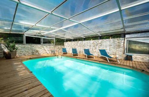 Montfarville House | Maison en pierre, piscine et jardin proche mer