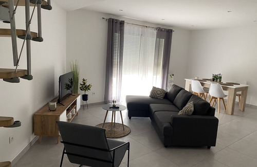 Quetigny House | Maison Entière à Quetigny à 800 m du Tram et de Larrêt de bus
