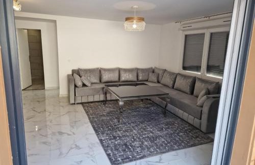 10th Arrondissement Enclos-St-Laurent Apartment | Maison familiale
