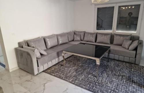 10th Arrondissement Enclos-St-Laurent Apartment | Maison familiale