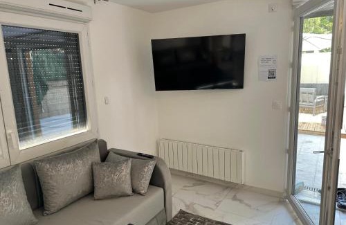 10th Arrondissement Enclos-St-Laurent Apartment | Maison familiale