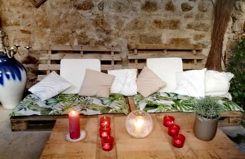 Dompierre-les-Ormes Bed & Breakfast | Maison