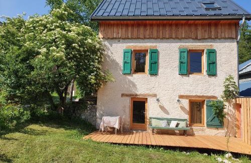 Chateau-Bernard House | Maison indépendante au pied du Vercors - Gîte du Mas Roux
