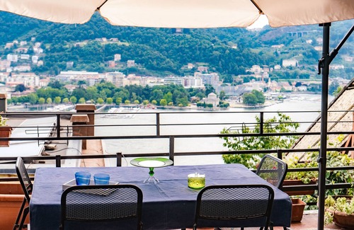Como House | Maison Peltrera - flying over Como