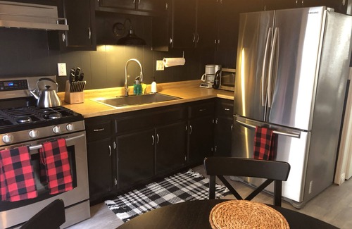 Moonridge Cabin | Maison Solange Boho Modern Cabin in Moonridge w/hot tub, Near resorts golf zoo