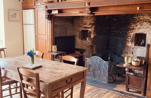 Pleaux House | Maison Typique au Calme Dans un Charmant Hameau Auvergnat