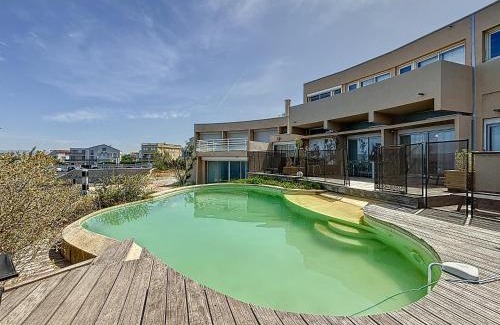 8th Arrondissement Apartment | Maison Unique - Piscine au dessus de la mer - Les Frères de la Loc'