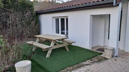 Dagneux Apartment | Maisonnette pour 4 pers piscine de mai à sept 2hrs par jour