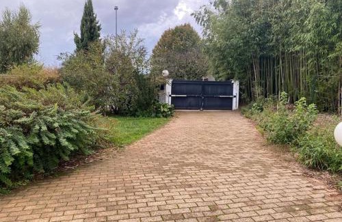 Dagneux Apartment | Maisonnette pour 4 pers piscine de mai à sept 2hrs par jour