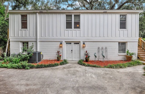 Midtown House | Majestic Carriage House Minutes from Downtown