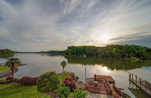 Steele Creek House | Majestic Lake Views + Movie Theater + Private Beach + Dock ⛵