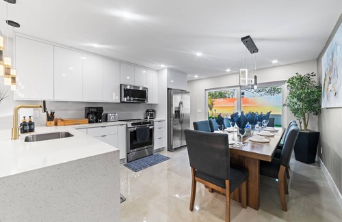 Golden Glades Villa | Majestic Miami Villa/Beaches/12Bds/HEATED POOL/Jacuzzi/GAME ROOM/BBQ/Wifi