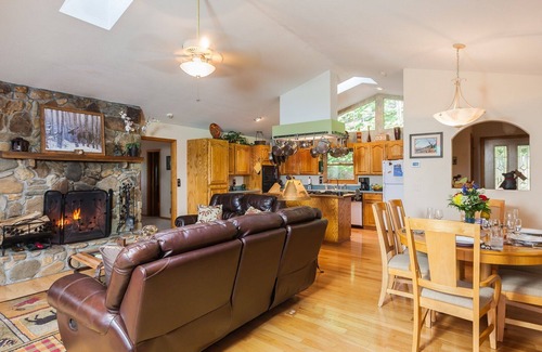Upper Peachtree Cabin | Majestic mountain view, Luxury Home, Total seclusion-Privacy, Hot Tub, Fireplace