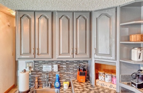 Northeast Colorado Springs Apartment | Majestic Pikes Peak Manor- Hot tub with PIKES PEAK VIEW and Hoodoo’s