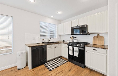Tule Springs House | Majestic Pine 4bd/3 bath Wifi Pool BBQ grill