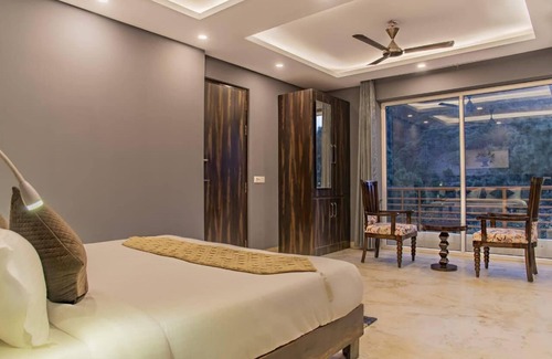 Kasauli Bed & Breakfast | Majestic Pines | Mesmerizing Hill View Full Villa