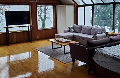 Harrison Hot Springs Villa | Majestic Rustic Family Lake Oasis ~ HotTub, Sauna