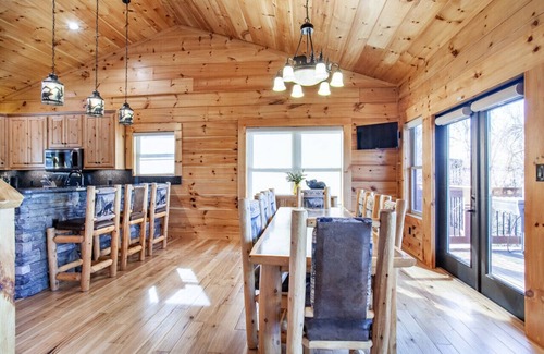 Black Bear Falls Cabin | Majesty Lodge - Mtn View, Hot Tub, & Game Room!