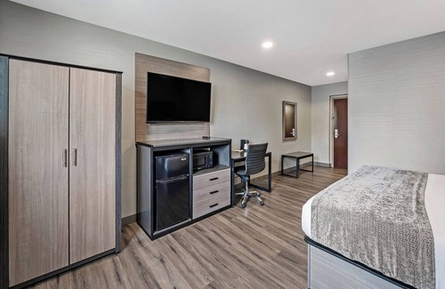 Foxboro House | Make it a Fun Trip! Enjoy FREE Breakfast & Parking, Near Xtreme Craze!