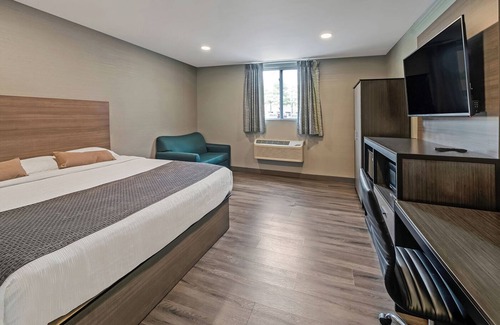 Foxboro House | Make it a Fun Trip! Enjoy FREE Breakfast & Parking, Near Xtreme Craze!
