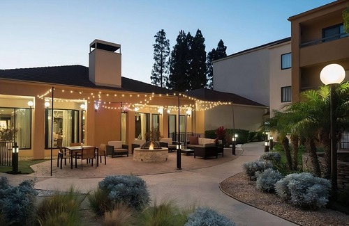 El Segundo House | Make Your Trip More Enjoyable! 2 Comfortable Units, Pets are Allowed