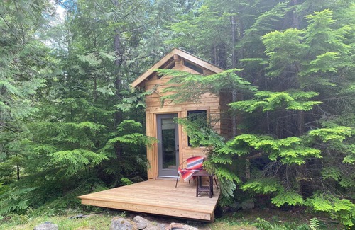 Crawford Bay Cabin | Makinaak Crossing - Tiny Cabin Escape