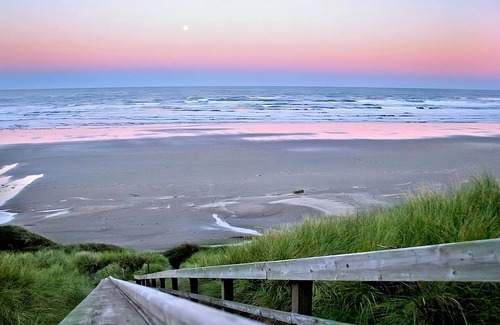 Newport Hotel | Making The Best Memories Along The Way! Free Parking, Pets Are Welcome!
