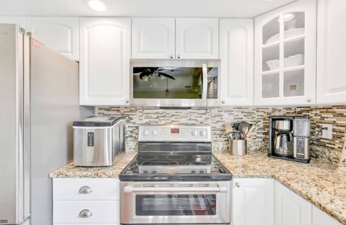 Tranquil Harbour House | Making Waves-Scenic Getaway- Heated Pool & Hot Tub