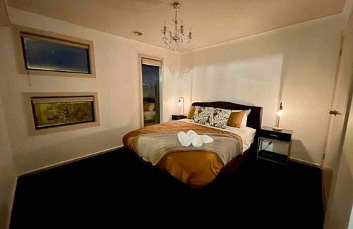 Maribyrnong House | Mako House - Modern, Upscale and Great for Large Families!