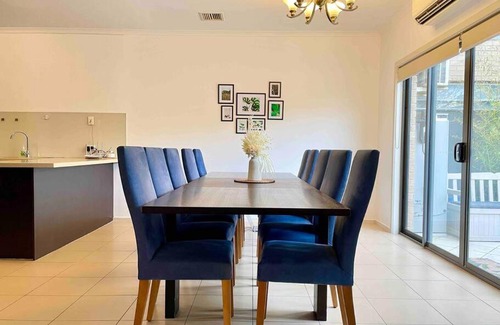 Maribyrnong House | Mako House - Modern, Upscale and Great for Large Families!