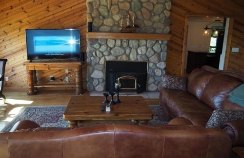Gladstone House | Malabar Cove - Lakefront, Quiet, And Relaxing!