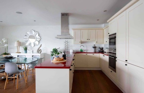 Ampney Crucis House | Malachite Lakehouse | Hot Tub & Dog Friendly